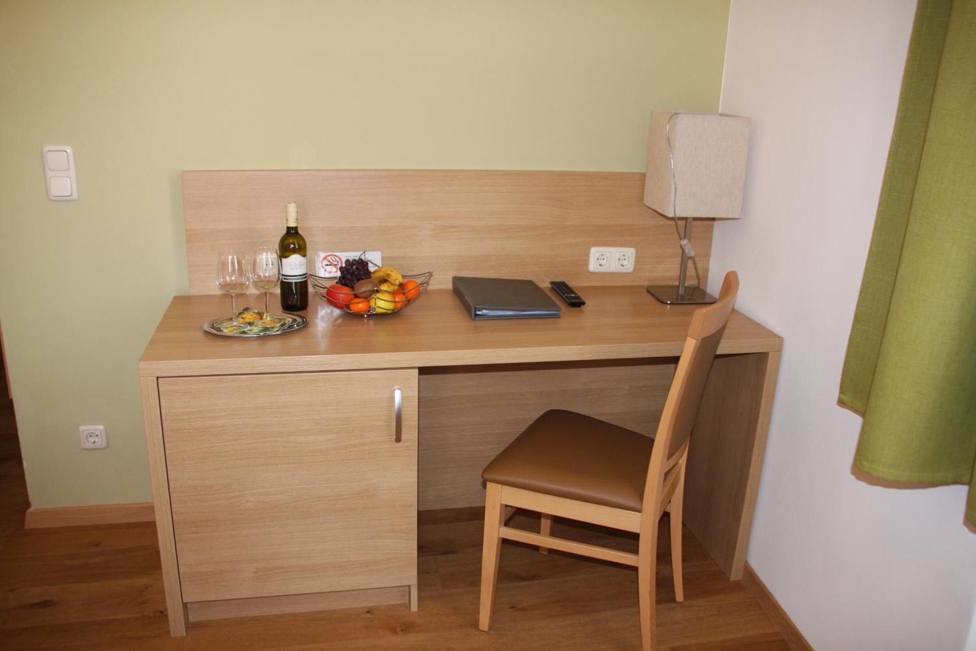 Weinhotel Rieder Пойсдорф Екстериор снимка